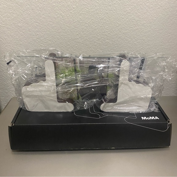 NIB MoMA Viewfinder Picture Frame Adjustable Size in White & Glass-Nib - Picture 2 of 6